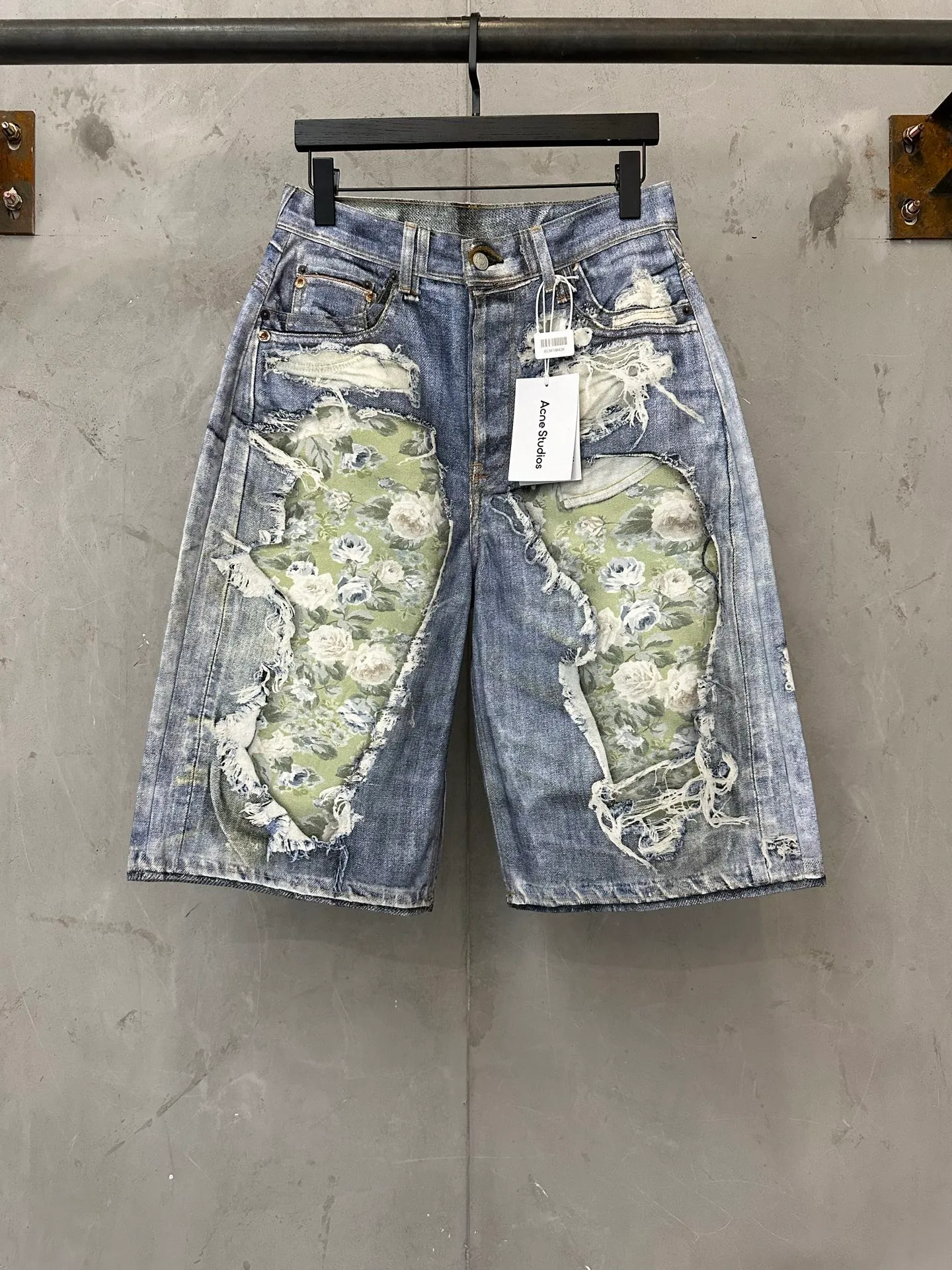 Acne Studios was floral print fake two-piece cropped trousers. Fabric: Made of brushed non-elastic fabric, 3D effect printing details, laser burning positioning and cutting, the overall routing is straight and delicate, the fabric is comfortable and soft, the color is consistent and no color difference. It can be matched with Same Style to create a fashionable look and control various occasions. Customized hardware, threads and accessories. Matching. Men and women. Same Style Color: distressed blue Size: XXS XS S M L XL